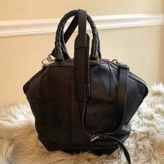 Fanping bag in perfect condition color black, handle is brown.